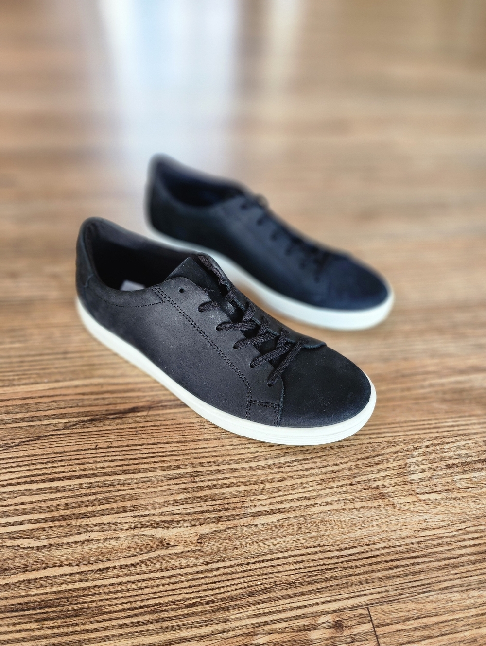 Size 8-8.5 🆕️ECCO Black Leather Low-Top Sneakers with White Sole